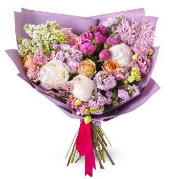 Букет с маттиолой и пионами