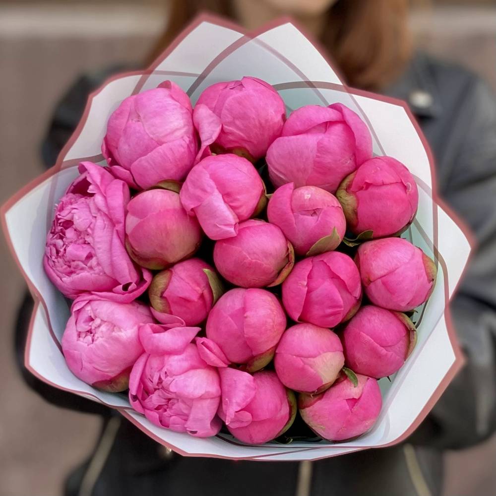 Букет из 19 розовых пионов