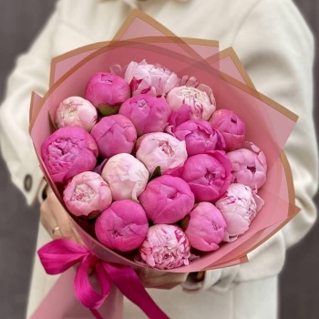 Букет из 19 разноцветных пионов