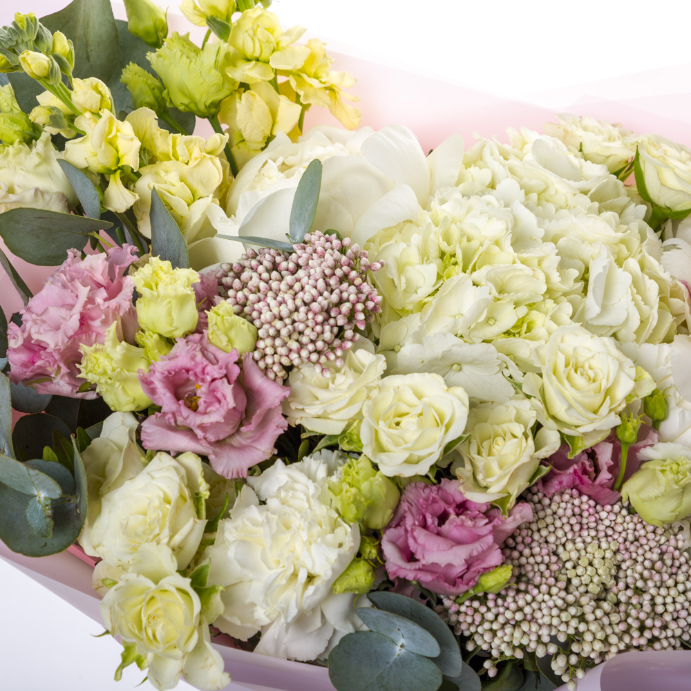 Букет из эустом, пионов и роз