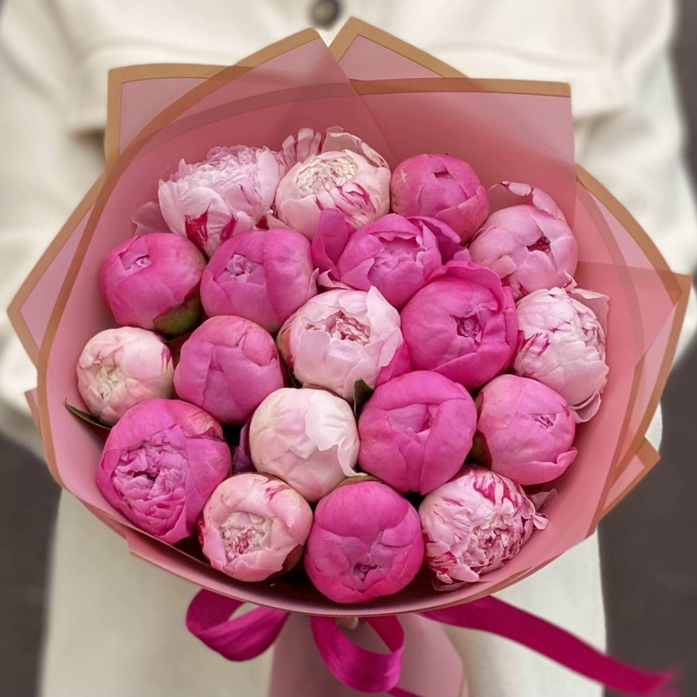 Букет из 19 разноцветных пионов