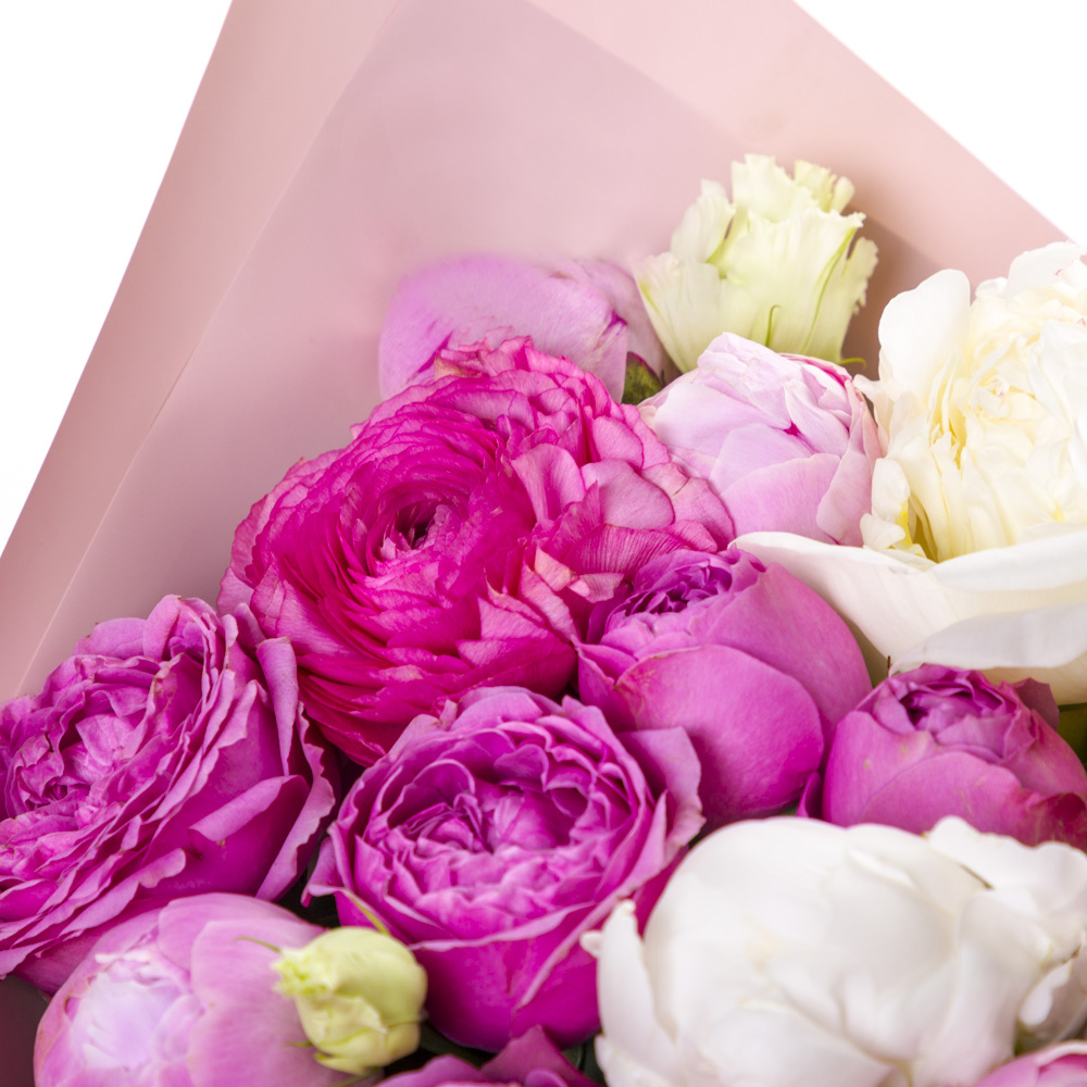 Букет из роз и ранункулюсов